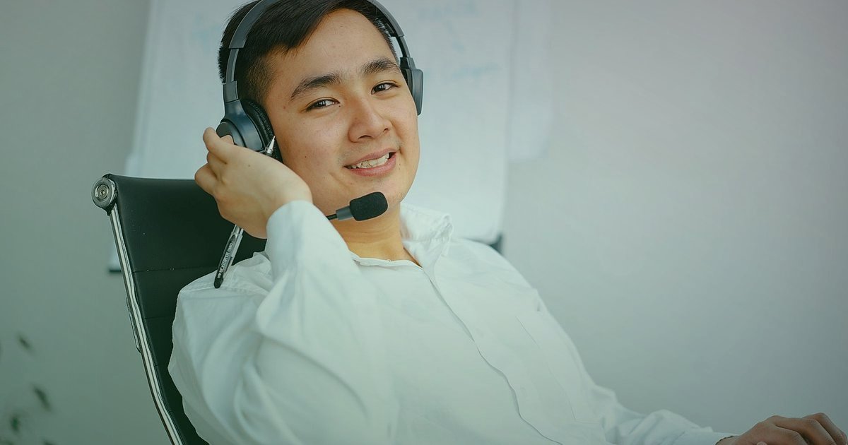 Müşteri Yorumları ve Değerlendirme Yönetimi: 2026'da E-Ticaret Başarısının Anahtarı - dropshipping entrepreneur happily reviewing positive customer feedback on dropshipping.gen.tr platform interface