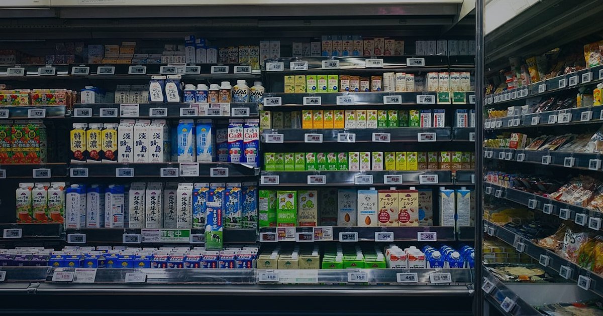 Mutfak Gereçleri Nişinde 2026 Sezonluk Kampanya ve Satış Takvimi: Kârınızı Zirveye Taşıyın! - kitchenware products display modern store shelf