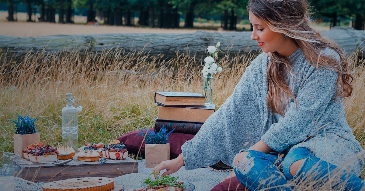 Mutfak Gereçleri Nişinde 2026 Sezonluk Kampanya ve Satış Takvimi: Kârınızı Zirveye Taşıyın! - outdoor summer picnic with stylish kitchen accessories