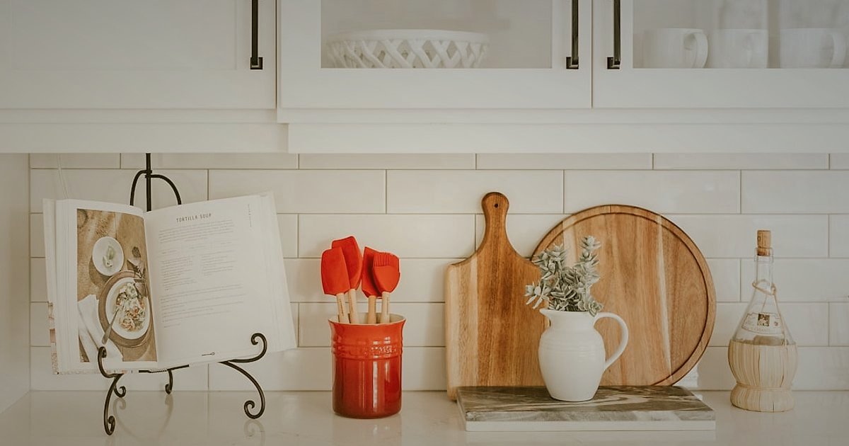 Mutfak Gereçleri Nişinde 2026 Sezonluk Kampanya ve Satış Takvimi: Kârınızı Zirveye Taşıyın! - cozy winter kitchen scene with hot drinks and baking supplies