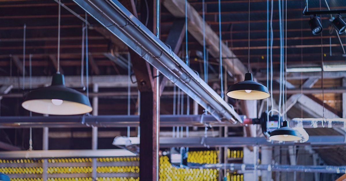 Mutfak Gereçleri Nişinde 2026 Sezonluk Kampanya ve Satış Takvimi: Kârınızı Zirveye Taşıyın! - modern warehouse interior with product boxes and automated systems
