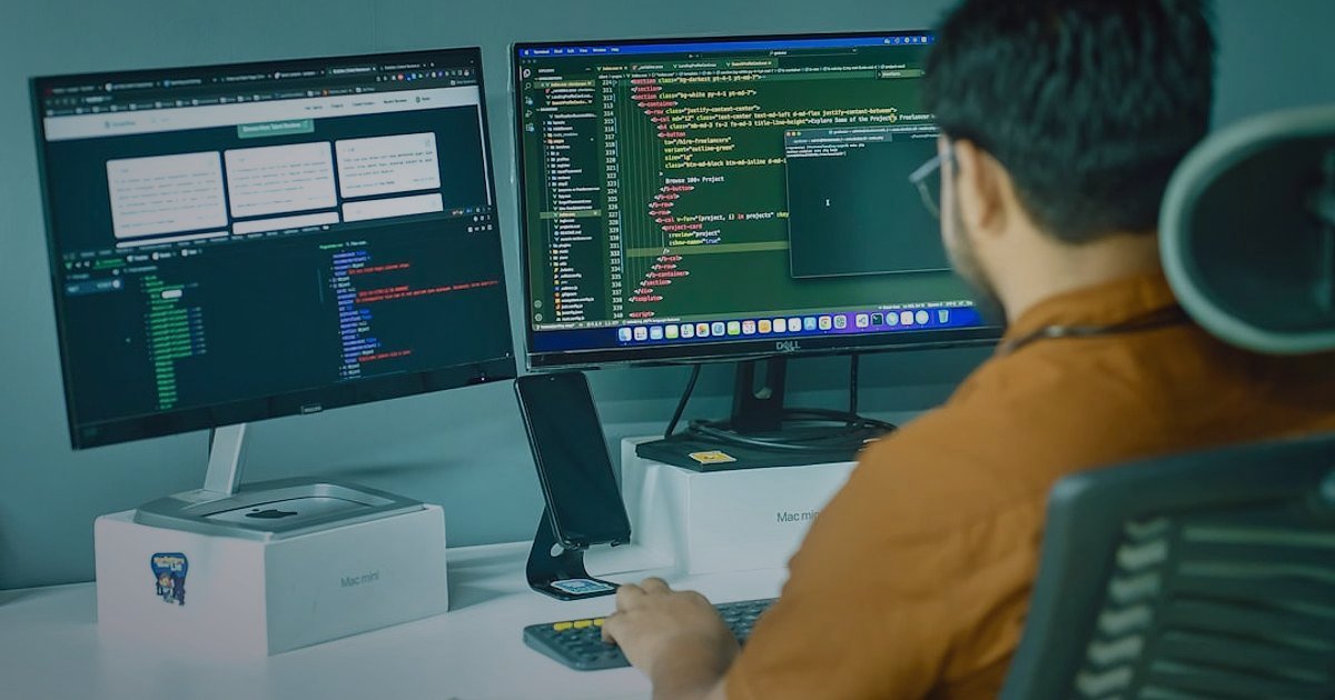 Mutfak Gereçleri Nişinde 2026 Sezonluk Kampanya ve Satış Takvimi: Kârınızı Zirveye Taşıyın! - person analyzing sales data on multiple computer screens