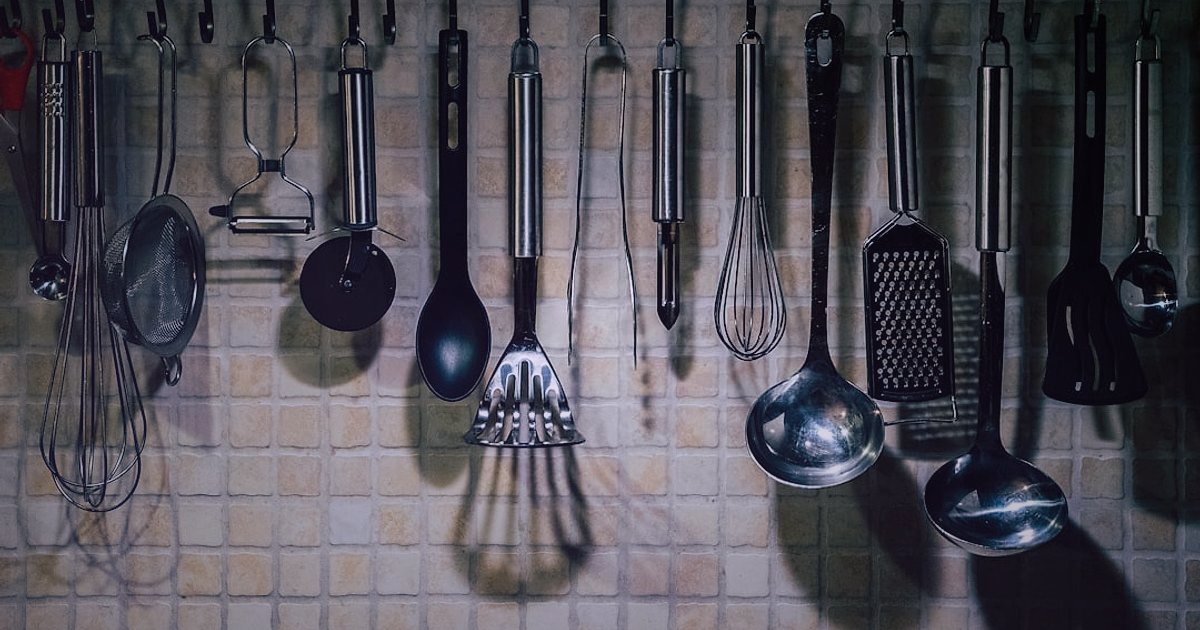 Mutfak ve Ev Aletleri Pazaryeri Satışı 2026: Kârlılığı Zirveye Taşıyın! - diverse kitchen gadgets neatly arranged table