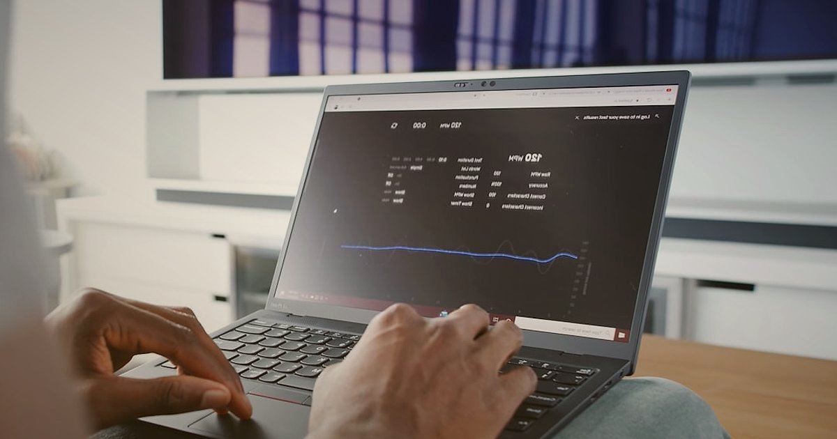 Mutfak ve Ev Aletleri Pazaryeri Satışı 2026: Kârlılığı Zirveye Taşıyın! - person analyzing price charts on laptop screen