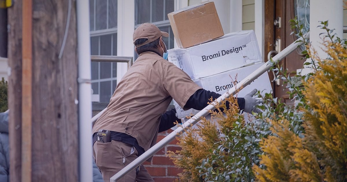Mutfak ve Ev Aletleri Pazaryeri Satışı 2026: Kârlılığı Zirveye Taşıyın! - delivery person handling a packaged kitchen appliance