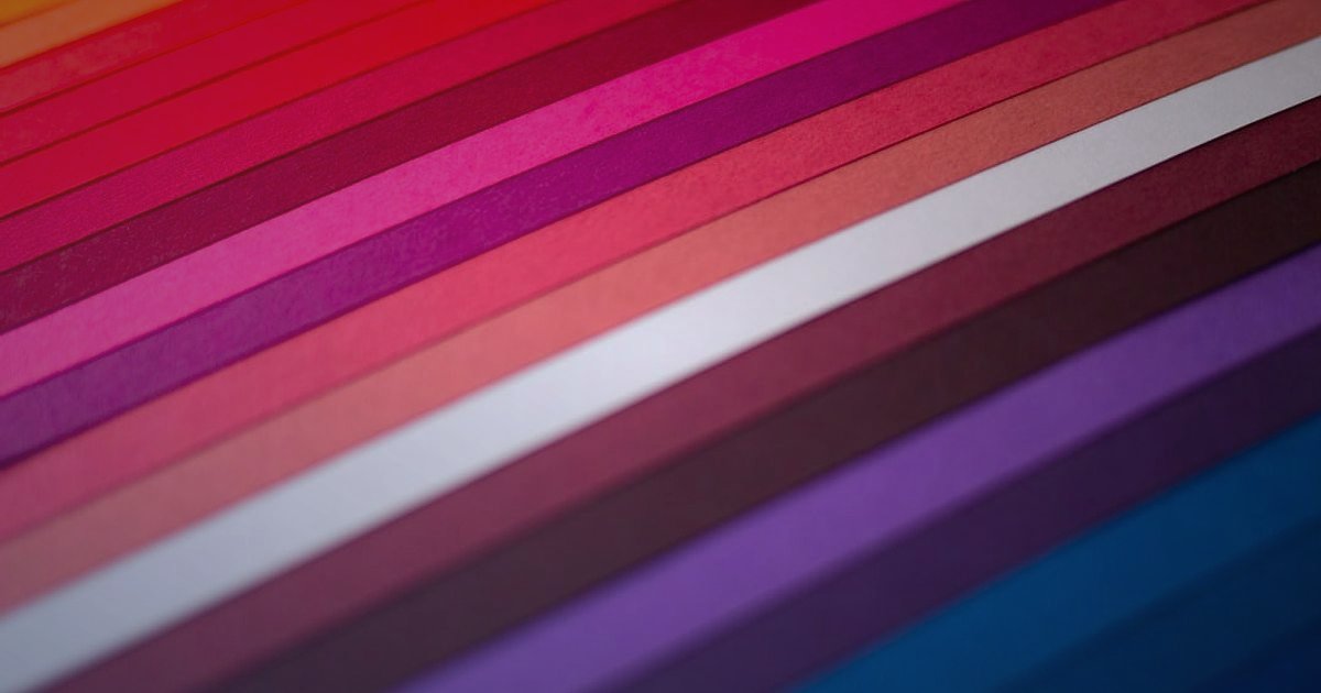 Nevresim & Ev Tekstili Dropshipping: 2026'da Kaçınılması Gereken Hatalar - diverse textile swatches arranged by color gradient