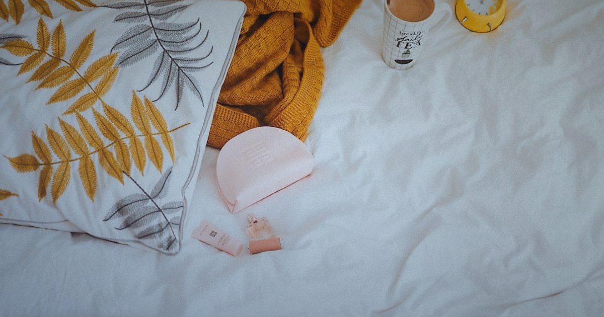 Nevresim & Ev Tekstili Dropshipping: 2026'da Kaçınılması Gereken Hatalar - flat lay arrangement of bedding with decorative pillows