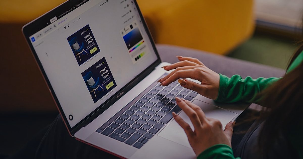 Nevresim & Ev Tekstili Dropshipping: 2026'da Kaçınılması Gereken Hatalar - person creating social media content on a laptop