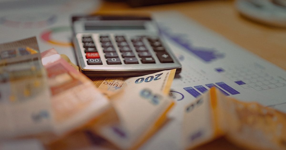 Nevresim & Ev Tekstili Dropshipping: 2026'da Kaçınılması Gereken Hatalar - legal documents and calculator on a desk
