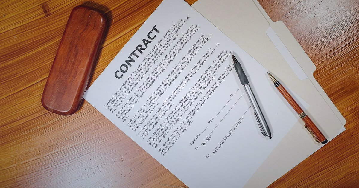 Online Gitar Satışında Yasal Uyumluluk: ETBİS'ten Garantiye 2026 Rehberi - legal document signing pen on contract table