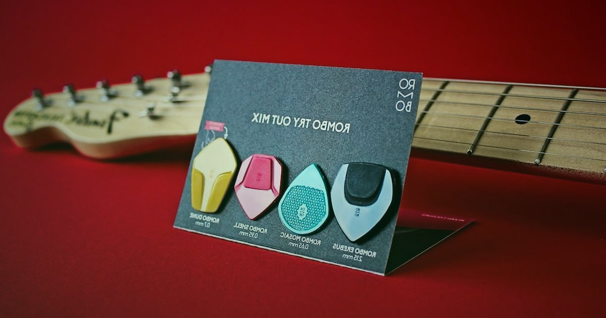 Online Gitar Satışında Yasal Uyumluluk: ETBİS'ten Garantiye 2026 Rehberi - printed product label attached to guitar case zipper