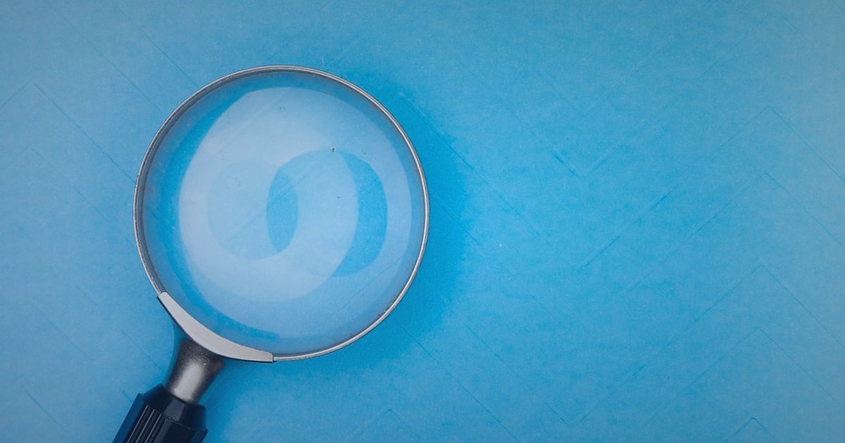Online Gitar Satışında Yasal Uyumluluk: ETBİS'ten Garantiye 2026 Rehberi - magnifying glass over small text on product packaging