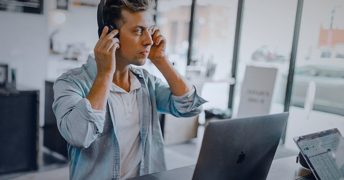 Online Gitar Satışında Yasal Uyumluluk: ETBİS'ten Garantiye 2026 Rehberi - customer service agent helping online shopper headset