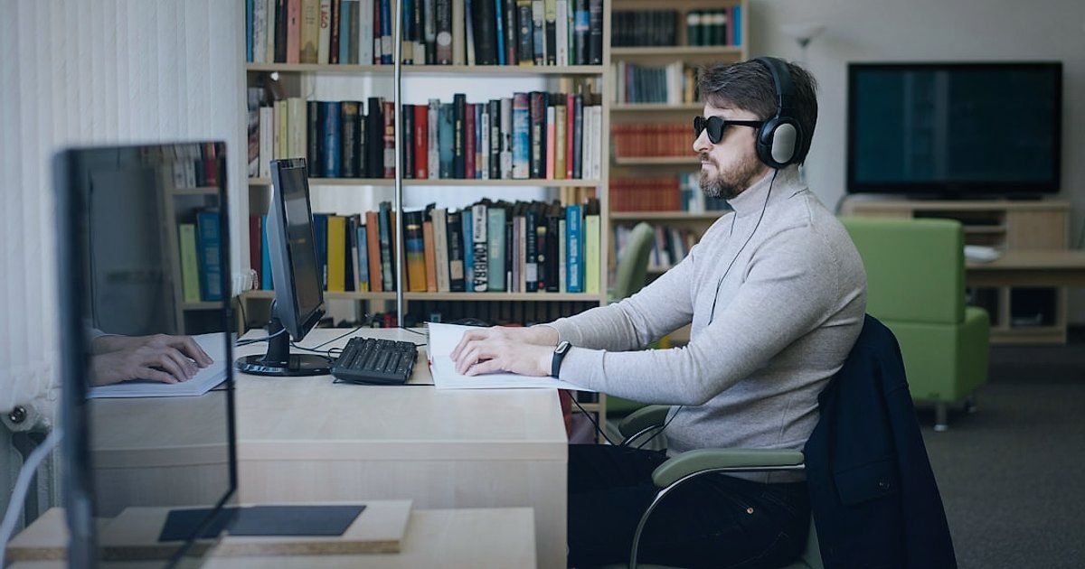 Online Gitar Satışında Yasal Uyumluluk: ETBİS'ten Garantiye 2026 Rehberi - lawyer reviewing legal documents desktop computer