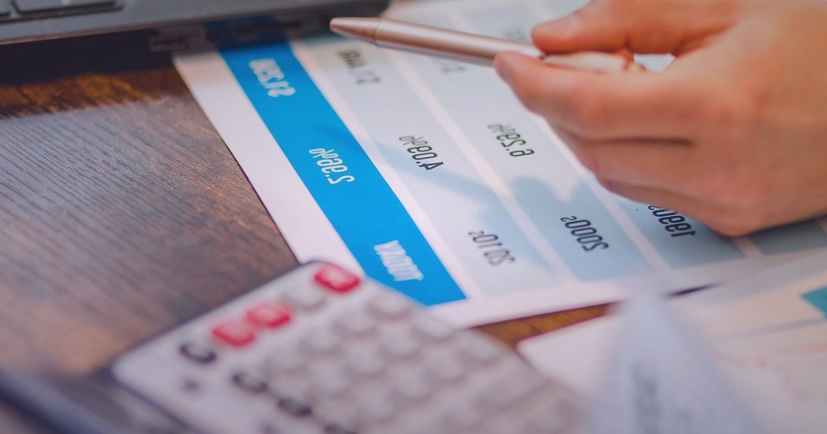 Organik ve Doğal Ürün Nişinde Dropshipping: 2026 Kâr Marjı ve Fiyatlandırma Sırları - hand calculating expenses on a ledger with natural products