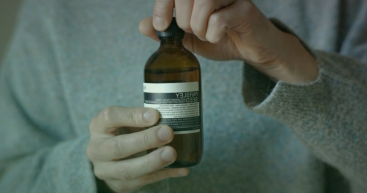 Organik ve Doğal Ürün Nişinde Dropshipping: 2026 Kâr Marjı ve Fiyatlandırma Sırları - customer examining ingredients on a natural cosmetic bottle