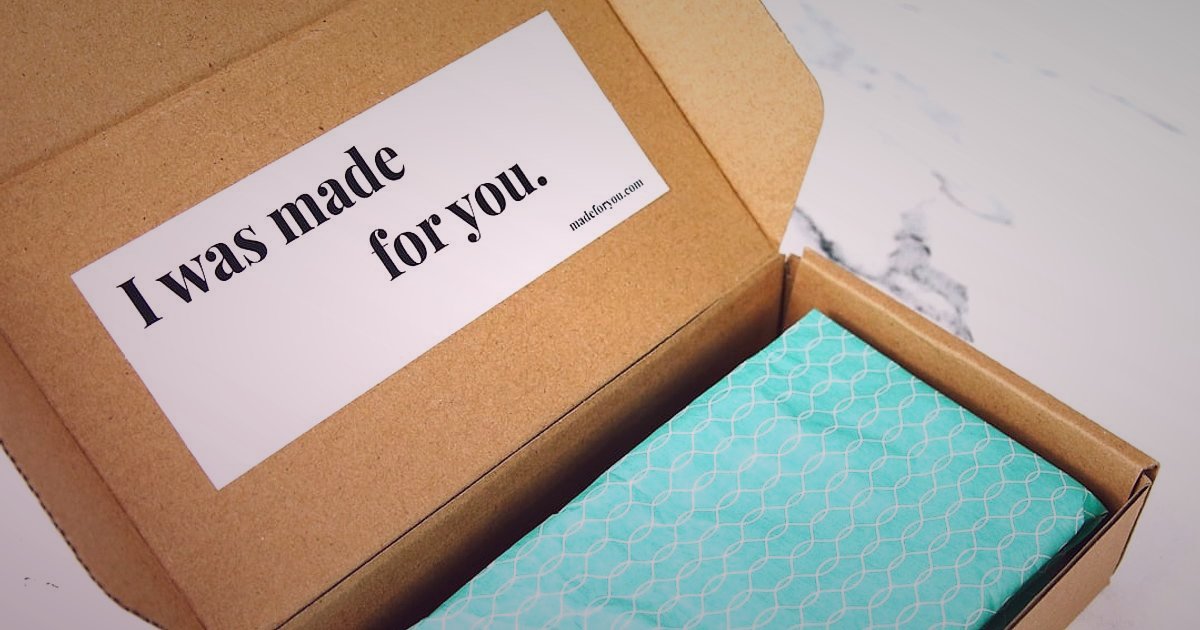 Organik ve Doğal Ürün Nişinde Dropshipping: 2026 Kâr Marjı ve Fiyatlandırma Sırları - happy customer unboxing a sustainable product package