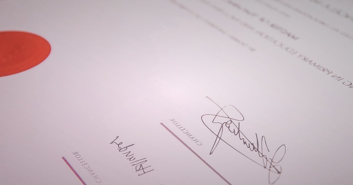 Organik ve Doğal Ürün Nişinde Dropshipping: 2026 Kâr Marjı ve Fiyatlandırma Sırları - legal documents with a green leaf symbol