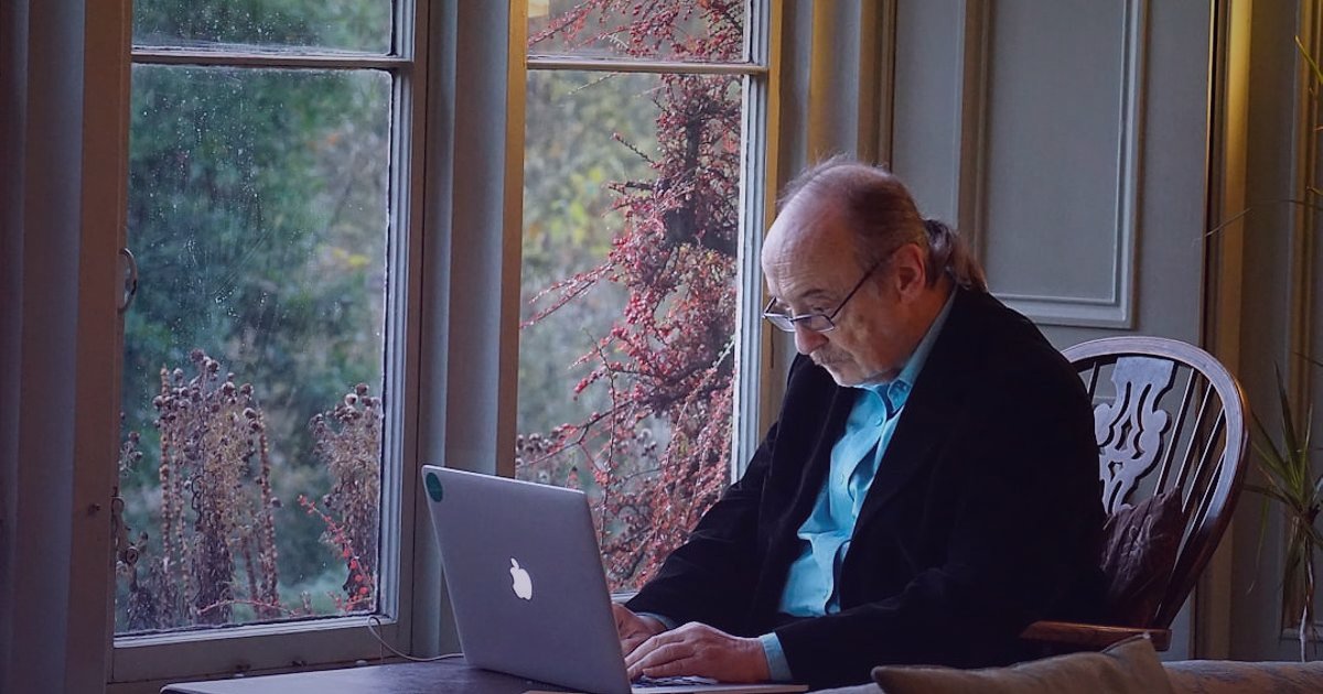 Oto Teyp Satışında Yasal Uyumluluk: 2026'da ETBİS, Sözleşme ve Etiket Rehberi - elderly man registering on government website computer screen