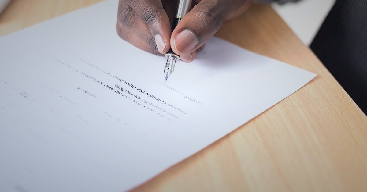 Oto Teyp Satışında Yasal Uyumluluk: 2026'da ETBİS, Sözleşme ve Etiket Rehberi - lawyer reviewing legal document contract on desk