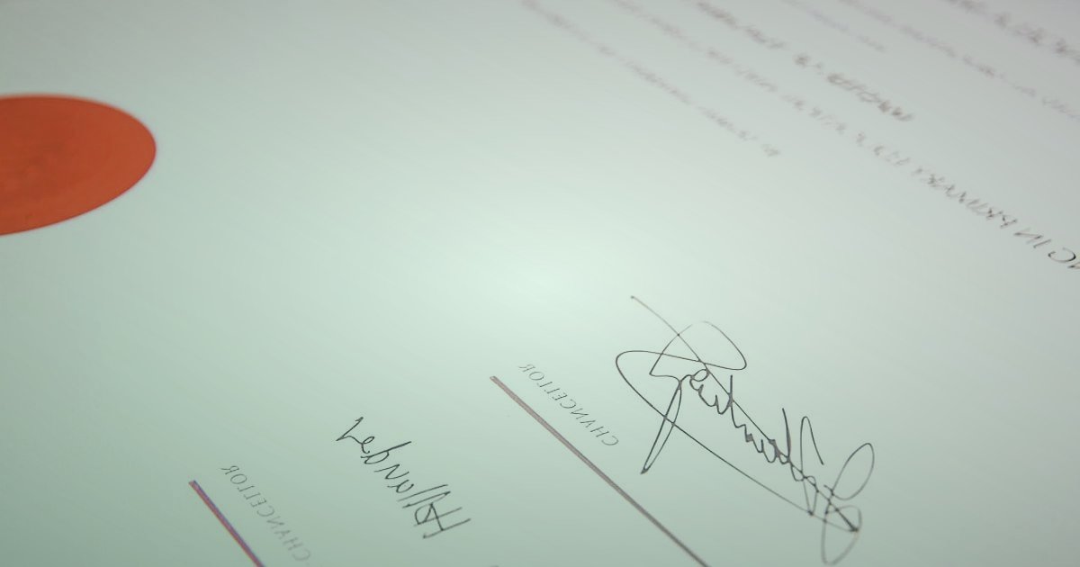 Oto Teyp Satışında Yasal Uyumluluk: 2026'da ETBİS, Sözleşme ve Etiket Rehberi - close-up of warranty certificate stamp on official document