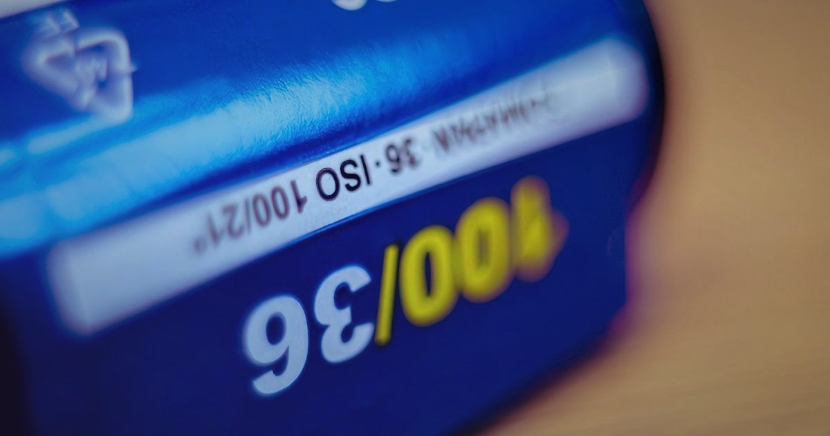 Oto Teyp Satışında Yasal Uyumluluk: 2026'da ETBİS, Sözleşme ve Etiket Rehberi - close-up of product label with barcode and serial number
