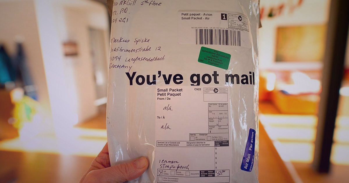 Oto Teyp Satışında Yasal Uyumluluk: 2026'da ETBİS, Sözleşme ve Etiket Rehberi - smiling customer receiving package from delivery person