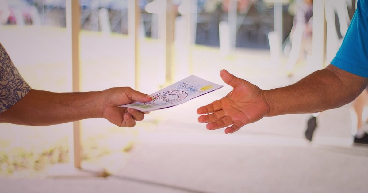 Outdoor Ayakkabı Satışında Hukuki Labirent: ETBİS'ten Etiketlere 2026 Rehberi - customer receiving warranty card with new hiking boots