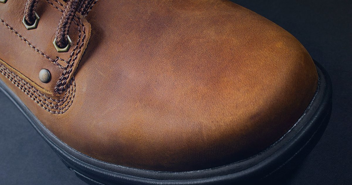 Outdoor Ayakkabı Satışında Hukuki Labirent: ETBİS'ten Etiketlere 2026 Rehberi - safety boots with CE marking on sole in factory