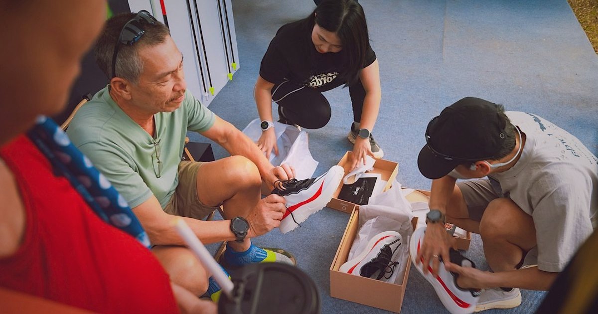 Outdoor Ayakkabı Satışında Hukuki Labirent: ETBİS'ten Etiketlere 2026 Rehberi - marketing team reviewing outdoor shoe advertisement compliance checklist