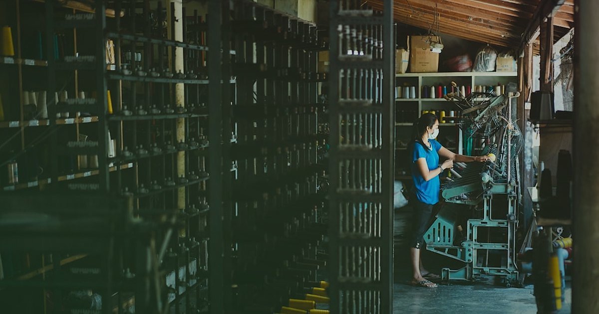 Outdoor & Kamp Satışında Net Kârı Maksimize Etmek: Fiyatlandırma ve Maliyet Hesaplama Rehberi 2026 - person checking hiking gear inventory warehouse