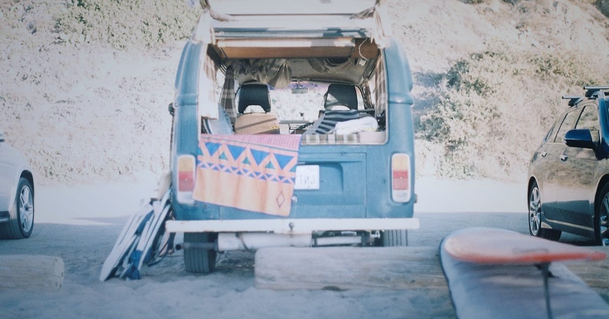 Outdoor & Kamp Satışında Net Kârı Maksimize Etmek: Fiyatlandırma ve Maliyet Hesaplama Rehberi 2026 - delivery van loading oversized camping equipment boxes