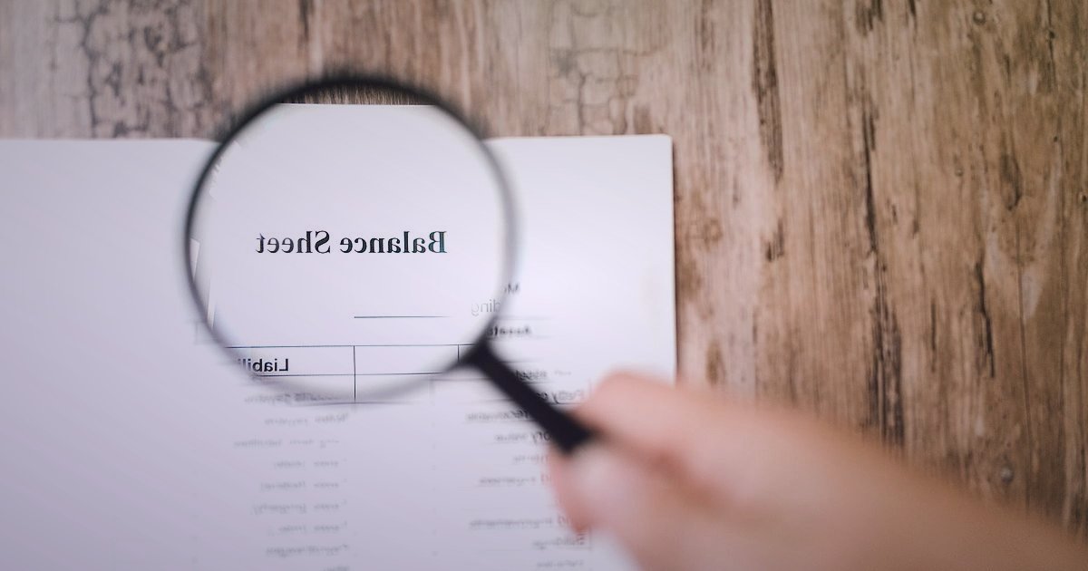 Outdoor & Kamp Satışında Net Kârı Maksimize Etmek: Fiyatlandırma ve Maliyet Hesaplama Rehberi 2026 - accountant reviewing profit and loss statement outdoor gear company