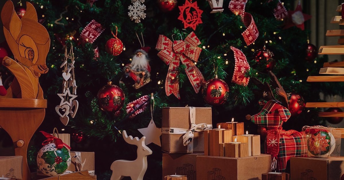Oyuncak & Hobi Nişinde 2026 Sezonluk Kampanya ve Satış Takvimi ile Zirveye Çıkın! - festive holiday decorations with wrapped toy gifts