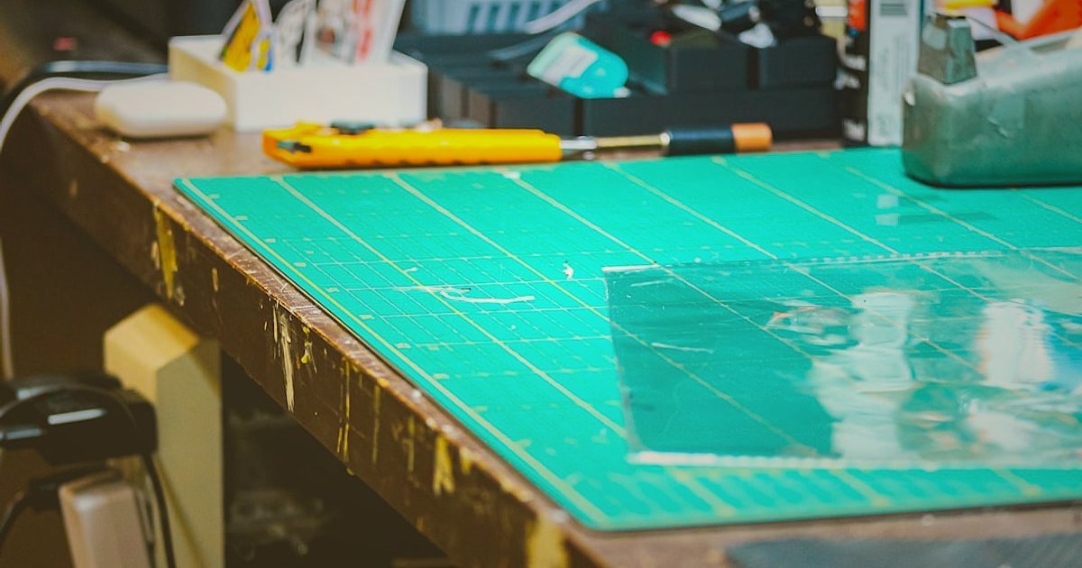Oyuncak & Hobi Nişinde 2026 Sezonluk Kampanya ve Satış Takvimi ile Zirveye Çıkın! - miniature model airplanes on a hobby workbench