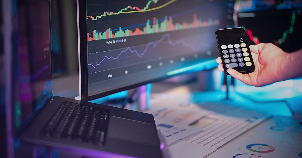 Oyuncak & Hobi Nişinde 2026 Sezonluk Kampanya ve Satış Takvimi ile Zirveye Çıkın! - data analyst reviewing sales charts on multiple screens