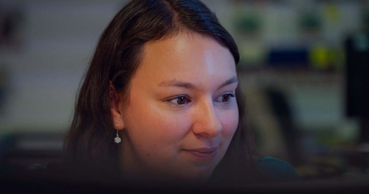 Pazaryeri Başarı Stratejileri 2026: 1 Numaraya Yükseliş Rehberi - customer service representative smiling headset computer screen