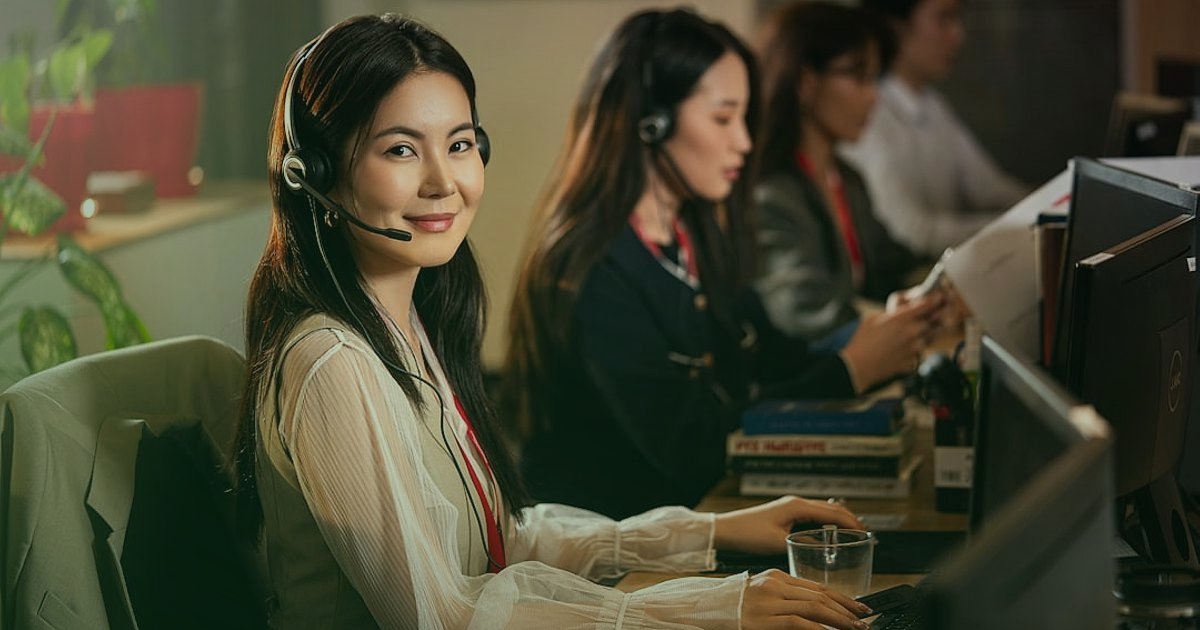 Pazaryeri Başarı Stratejileri 2026: Rekabette Öne Çıkın! - customer service representative smiling and talking on headset in modern office