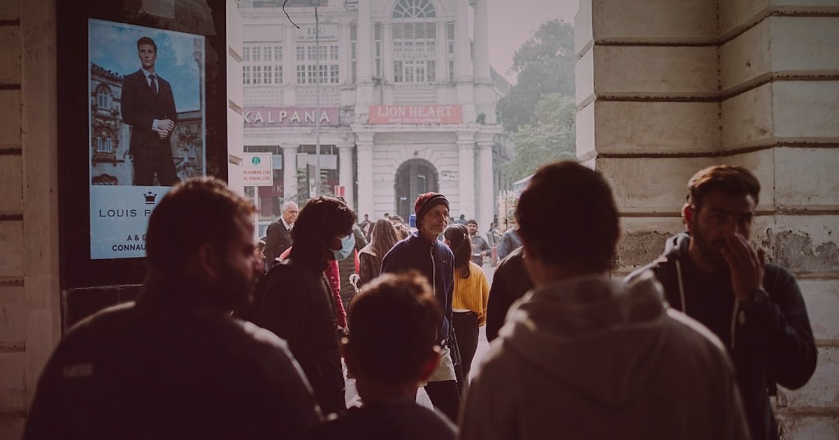 Pazaryeri Başarı Stratejileri 2026: Rekabette Öne Çıkın! - diverse group of people interacting with digital marketing campaign visuals on screens