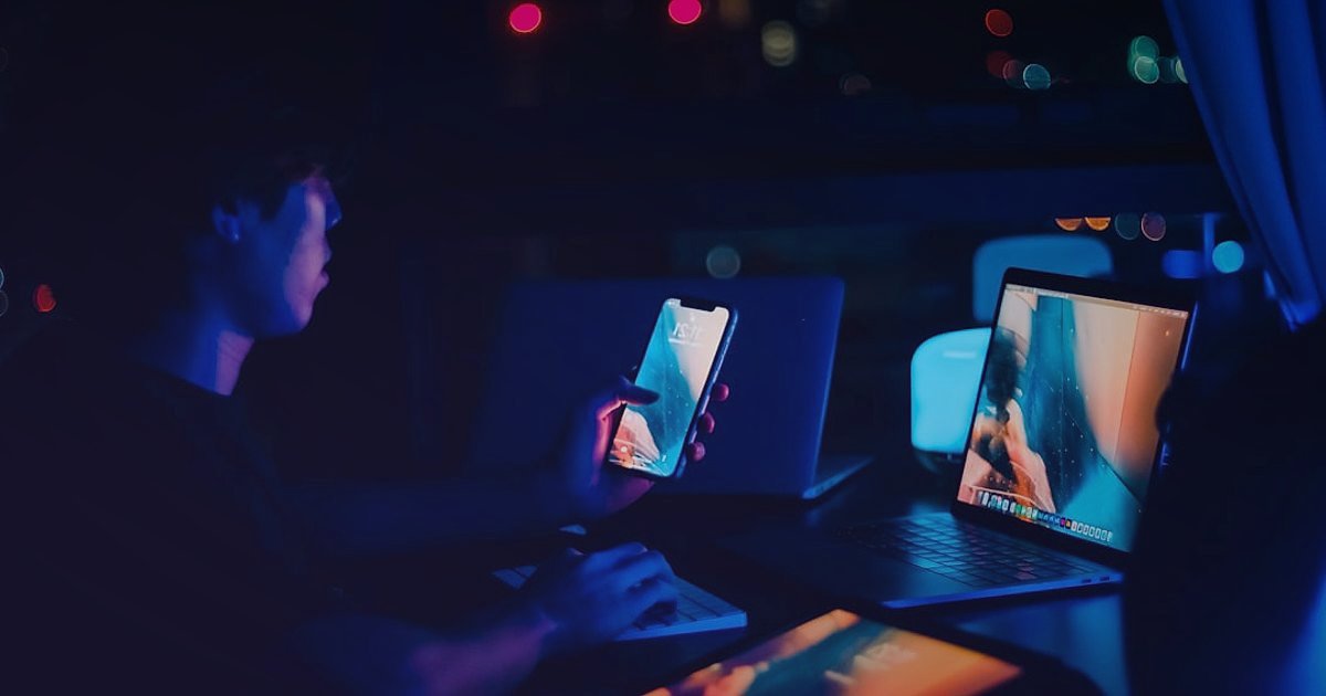 Pazaryeri Ekosisteminin Geleceği 2026: Yeni Nesil Ticaret Öngörüleri - diverse people browsing digital marketplace interfaces on screens