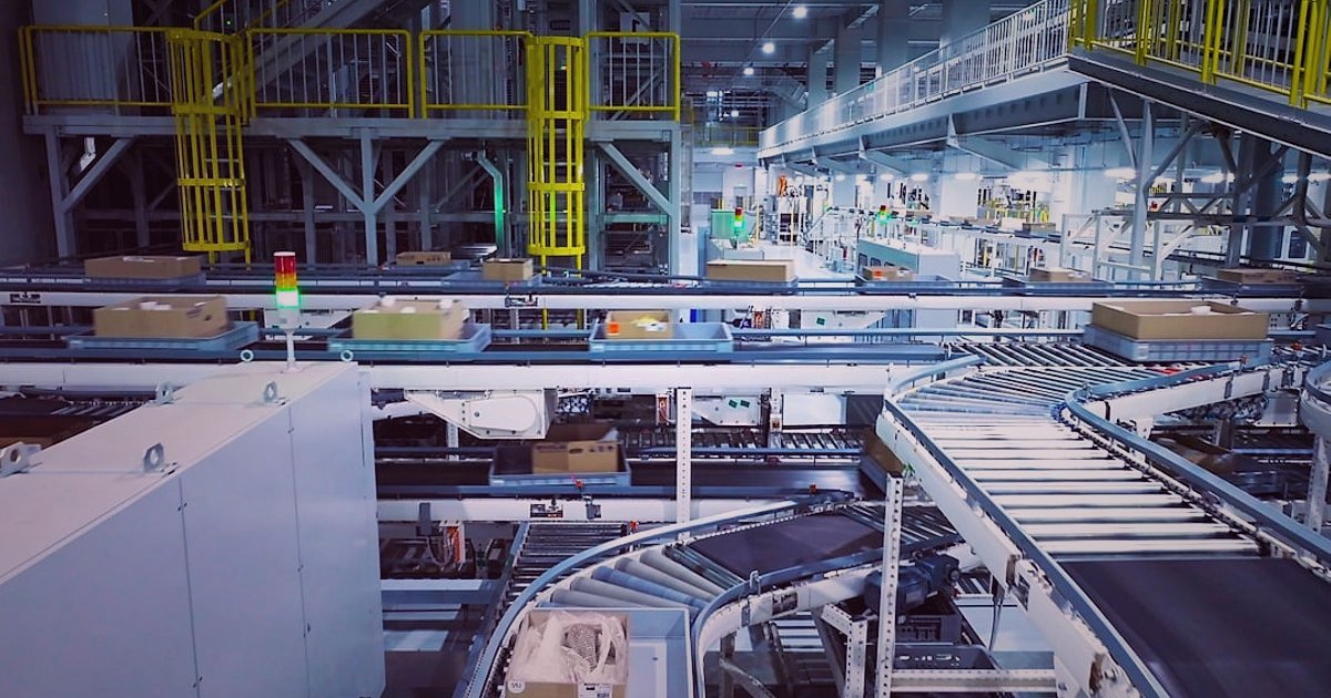 Pazaryeri Ekosisteminin Geleceği 2026: Yeni Nesil Ticaret Öngörüleri - AI robot arm sorting colorful product packages on conveyor belt