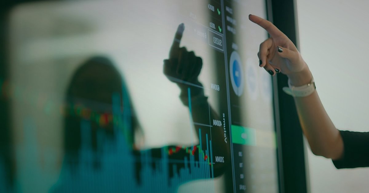 Pazaryeri Ekosisteminin Geleceği 2026: Yeni Nesil Ticaret Öngörüleri - holographic display showing stock market trends and sales data