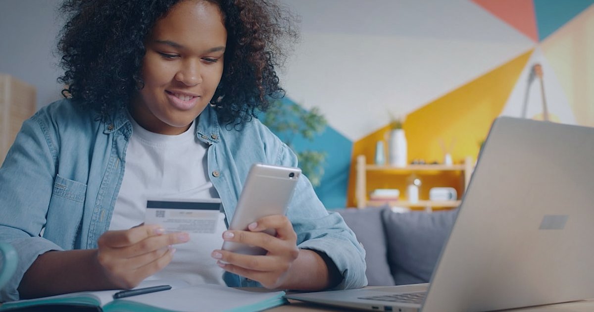 Pazaryeri Geleceği 2026: E-Ticarette Zirveye Çıkaran Öngörüler ve Stratejiler - AI powered virtual assistant helping customer with online shopping