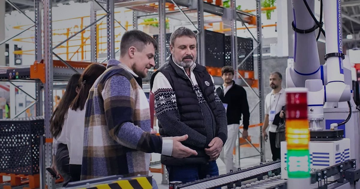 Pazaryeri Geleceği 2026: E-Ticarette Zirveye Çıkaran Öngörüler ve Stratejiler - eco-friendly packaging materials on conveyor belt in warehouse
