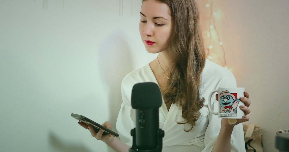 Pazaryeri Geleceği 2026: E-Ticarette Zirveye Çıkaran Öngörüler ve Stratejiler - influencer demonstrating product during live stream shopping event