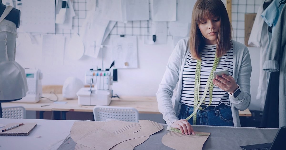 Pazaryeri Geleceği 2026: E-Ticarette Zirveye Çıkaran Öngörüler ve Stratejiler - artisan crafting handmade leather goods in small studio with tools