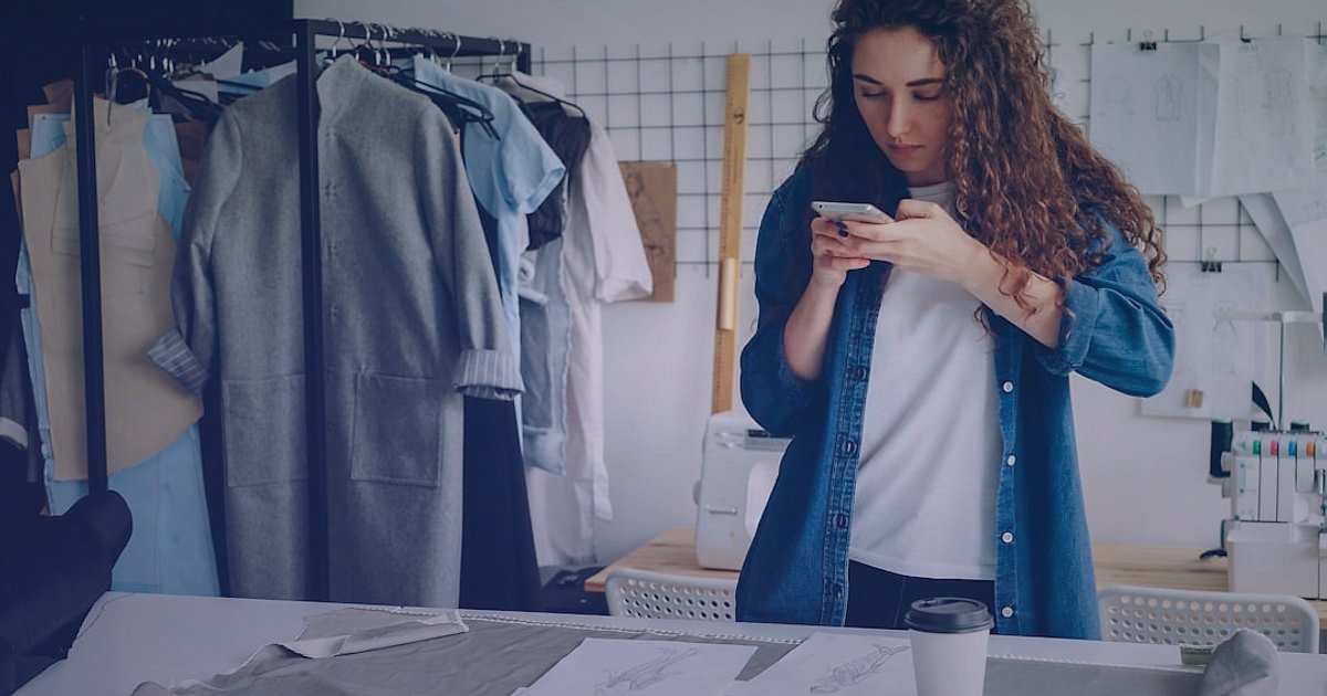 Pazaryeri Geleceği 2026: E-Ticarette Zirveye Çıkaran Öngörüler ve Stratejiler - customer trying on virtual clothes using augmented reality app on smartphone