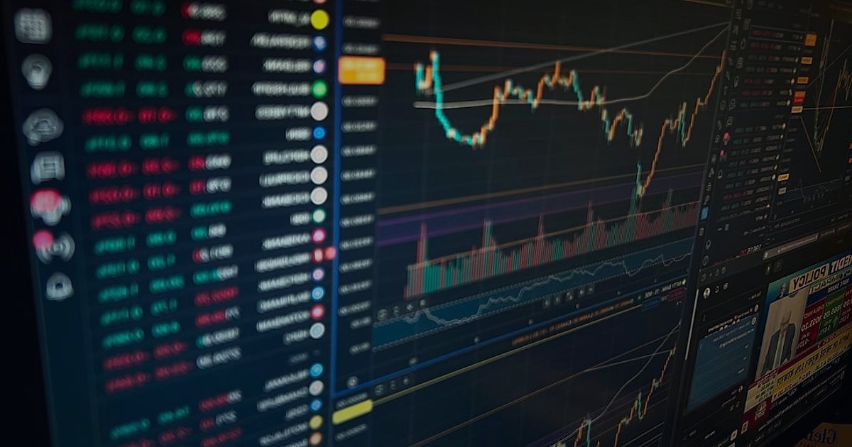 Pazaryeri Geleceği 2026: E-Ticarette Zirveye Çıkaran Öngörüler ve Stratejiler - data scientist analyzing complex financial charts on multiple screens