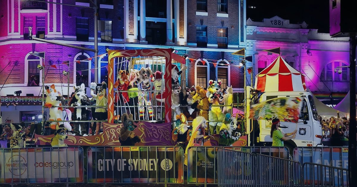 Pazaryeri Komisyon Oranları 2026: Detaylı Rehber ve Karşılaştırma - colorful marketplace booths crowd vibrant street