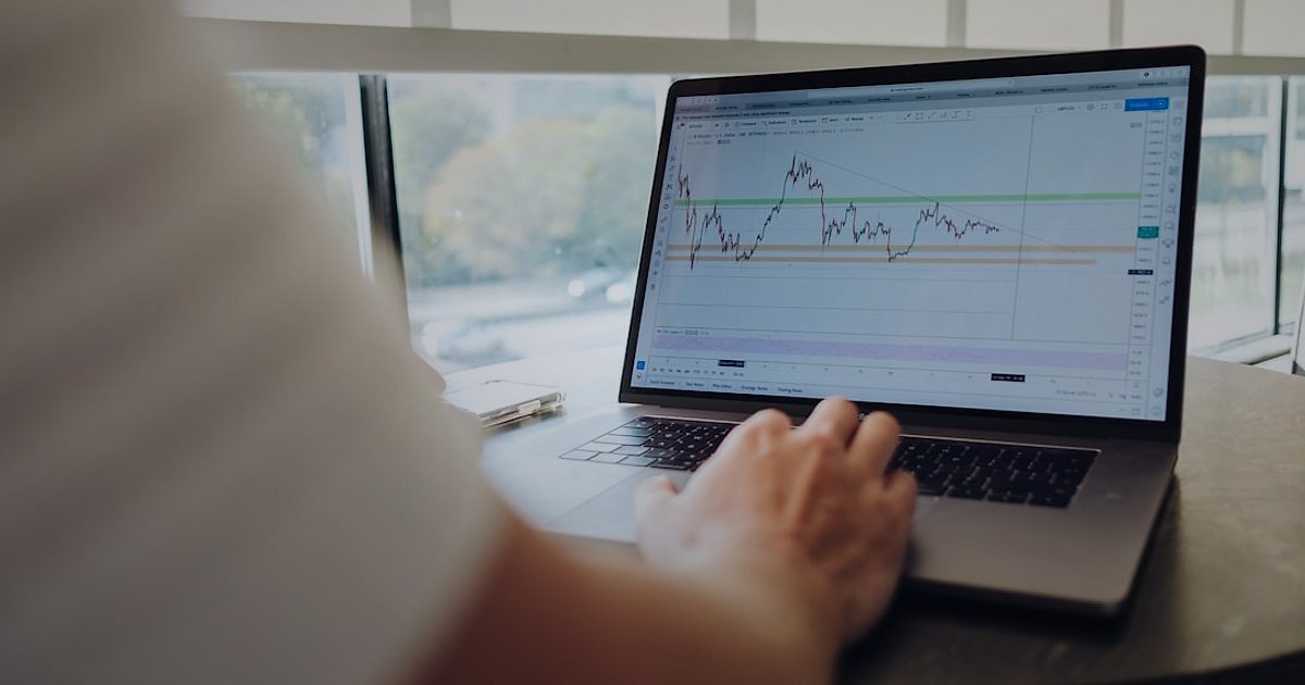 Pazaryeri Komisyon Oranları 2026: Detaylı Rehber ve Karşılaştırma - person analyzing financial charts laptop screen